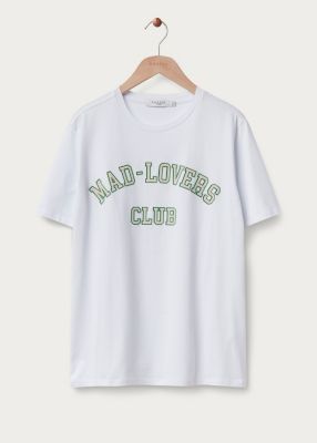 In bad met een t-shirt